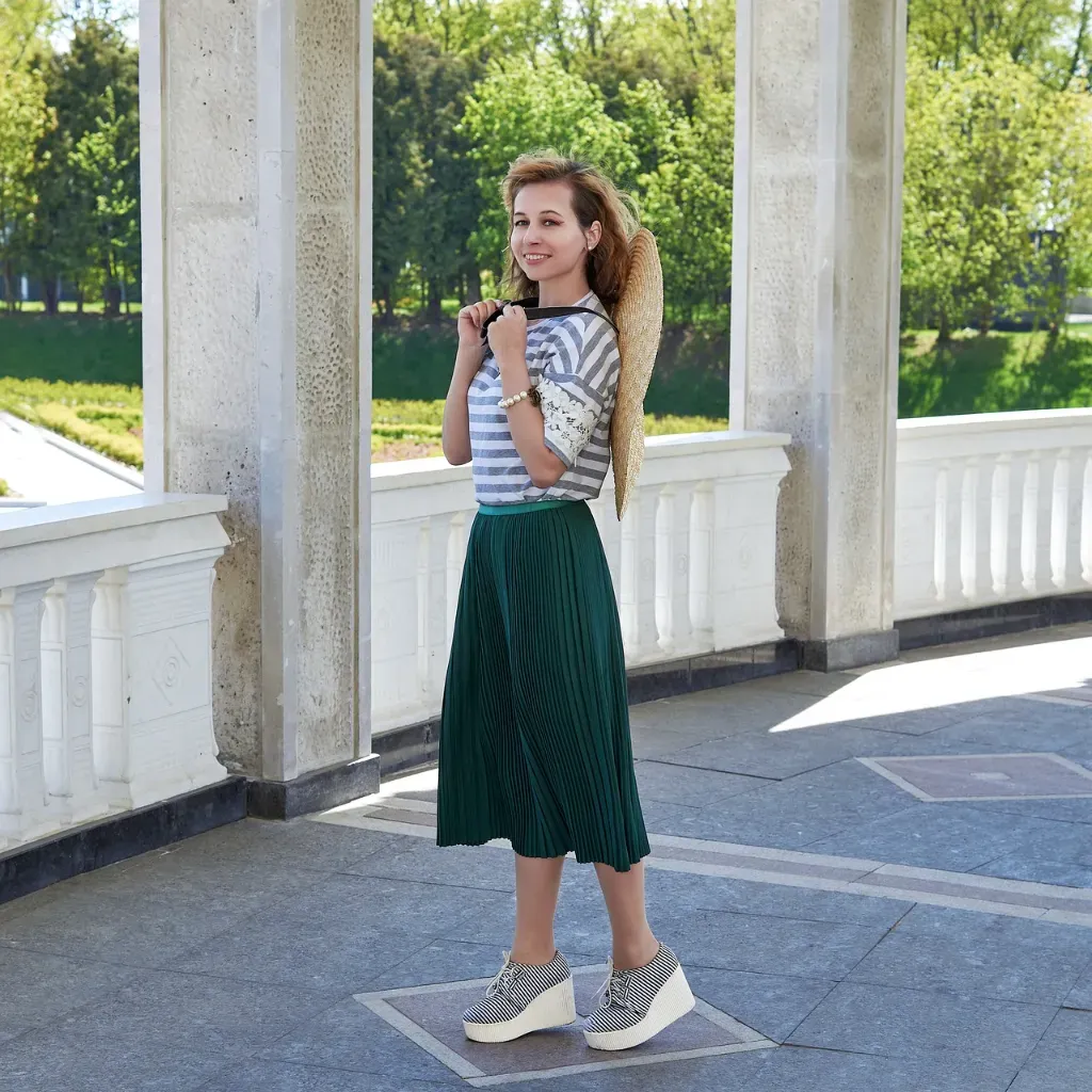 Jak dobrać bluzkę do plisowanej spódnicy na co dzień?